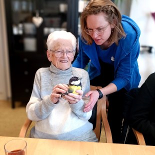 LBV-Referentin Lisa-Sophie Scheuer lernen zusammen mit Senioren eine Menge über Vögel | © Sebastian Göttfert