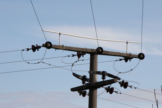 Mittelspannungsmast mit veralteter Sicherung | © Peter Bria