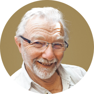 Ein lächelnder älterer Herr mit Brille, der an den Landesbund für Vogel- und Naturschutz in Bayern e. V. erinnert.