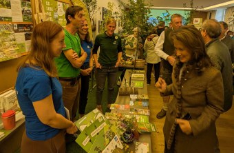 Landwirtschaftsministerin Michaela Kaniber informiert sich am Stand des Aktionsbündnisses Streuobst über Streuobst und Naturschutz auf dem Bauernmarkt | © Andreas Zahn
