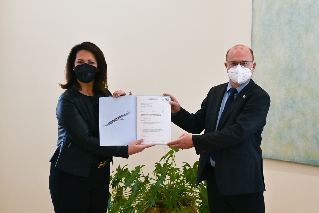 Übergabe der Genehmigung von StMin Kaniber an Dr. Schäffer | © Pia Regnet/StMELF