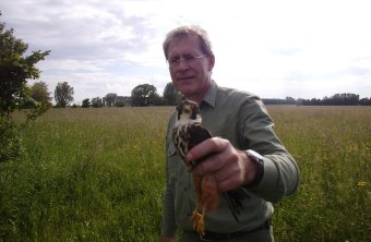 Heinz Armer mit Baumfalken | © F. Herzog