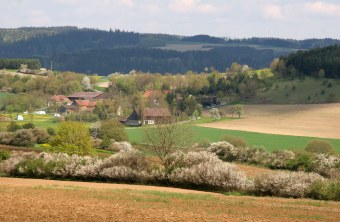 Kulturlandschaft mit einem Dorf eingegliedert in Felder und Wälder | ©  Hans-Joachim Fünfstück