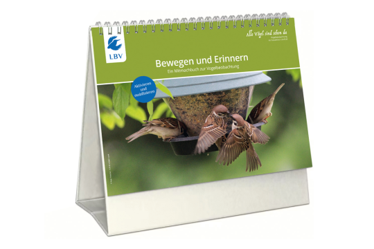 Ein Mitmachbuch zur Vogelbeobachtung vom LBV zeigt Spatzen an einem Futterhaus | © Dagmar Rogge