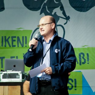 Dr. Norbert Schäffer hält eine Rede bei der Demo "Mia ham's satt" auf der Bühne | © LBV
