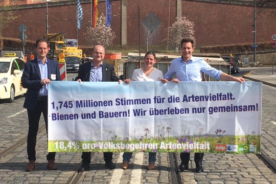 Trägerkreis des Volksbegehrens Artenvielfalt: Claus Obermeier, Norbert Schäffer, Agnes Becker und Ludwig Hartmann tragen ein Banner vor sich | © LBV