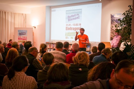 Gründung des Aktionsbündnisses München. Ein Sprecher der ÖDP hält vor vielen Menschen einen Vortrag | © Franziska Baur