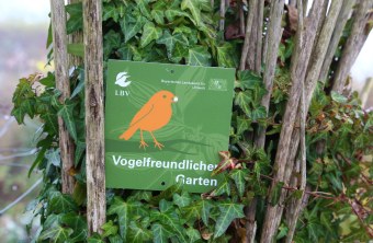 Garten mit Plakette Vogelfreundlicher Garten | © Carola Bria