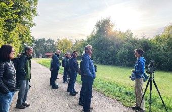 Achtsame Vogelbeobachtung am Rothsee mit Dr. Angelika Nelson. | © Magdalena Buckreus