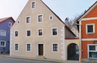 Fledermaushaus in Hohenburg von außen, man sieht keine Fledermäuse, nur ein Haus | © LBV