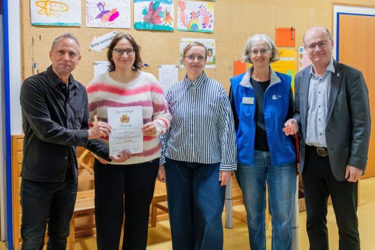 Überreichung der Urkunde. Von links: Umweltminister Thorsten Glauber, Kerstin Leitz, Christine Ha-Ngoc, Carmen Günnewig und Dr. Norbert Schäffer | © StMUV
