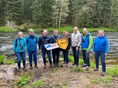 Spendenübergabe Gewinnsparverein am Schwarzen Regen. | © Eva Neubert