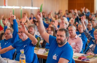 Teilnehmer der LBV-Delegiertenversammlung 2025 stimmen über Naturschutzthemen ab. | © Tobias Tschapka