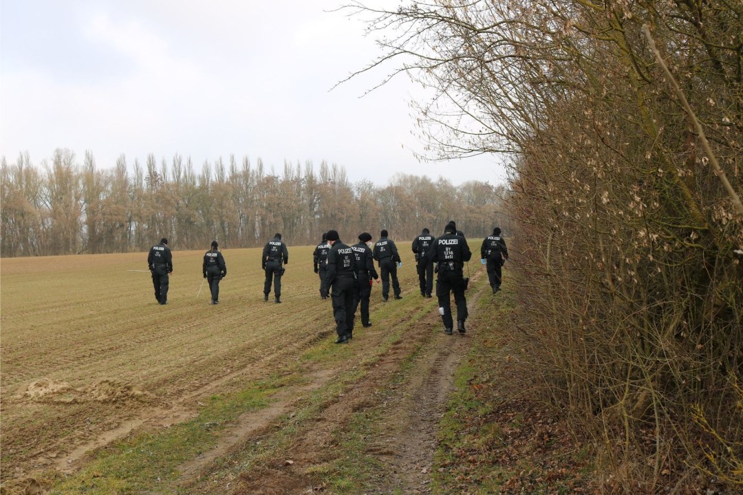 Mehrere Polizisten durchsuchen eine Wiese | © Polizei Niederbayern