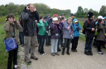 Schulklasse bei der Vogelbeobachtung | © Karin Glosser