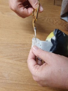 Plüschvogel Säckchen aufschneiden | © Lena Heuß