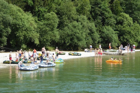 Boote am Isarufer | © Gabriele Grimmeis