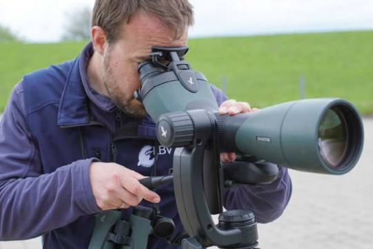 Pressesprecher Markus Erlwein vom LBV schaut durch das BTX von Swarovski | © Swarovski Optik