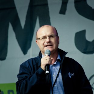 Dr. Norbert Schäffer hält eine Rede bei der Demo "Mia ham's satt" auf der Bühne | © LBV