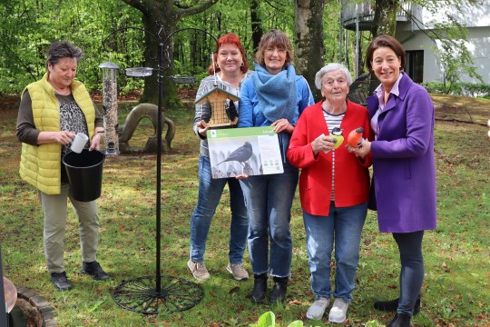 Seniorin vom AWO Föhrenpark München, Judith Prem, Kathrin Lichtenauer mit Kollegen neben Futterstation | © Eva Neubert