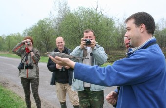 Viktar Fenchuk (APB) entlässt einen weißrussischen Kuckuck in die Freiheit | © F. Herzog