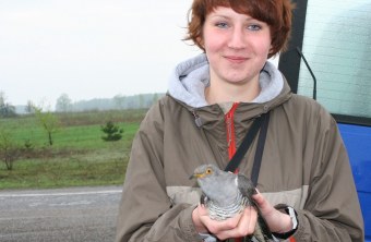 Biologin mit Kuckuck in der Hand | © LBV