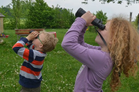 Ein Junge und ein Mädchen beobachten mit einem Fernglas Vögel am Himmel | © T. Tschapka