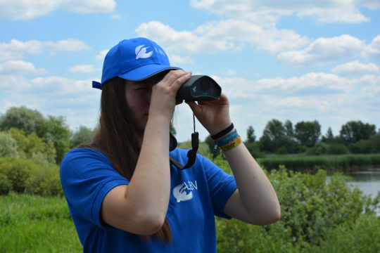 LBV-Mitarbeiterin mit dem Swarovski digital Guide | © LBV