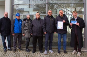 Auszeichnung der DRV mit der Plakette Vogelfreundliche Glasfläche. v.l.n.r.: Gregor Weber, Dr. Roswitha Holzmann,, Klaus Kerner, David Kühn, Jan Paewlow, Christian Karen, Dr. Peter Stimmler  | © Richard Straub