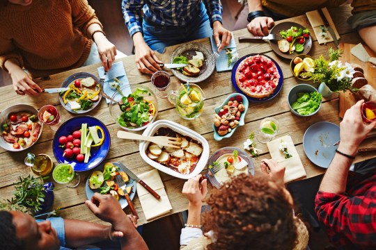 Essenstisch mit viel Gemüse auf dem Tisch