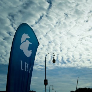 LBV Beachflag  aus einer leichten Froschperspektive mit Himmel und Wolken | © LBV