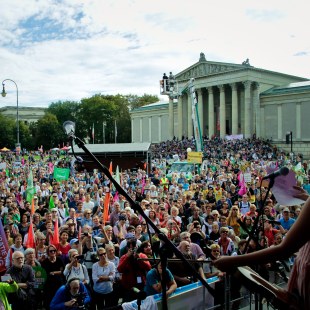 Auftritt von Hans Well mit den Wallbappn bei Demo Mia ham's satt von der Bühne aus fotografiert, man sieht die großen Menschenmassen auf dem Königsplatz | © LBV