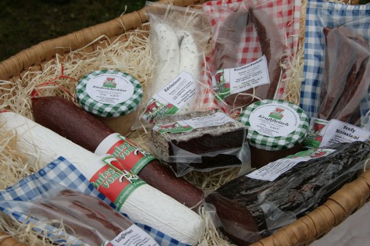 Nahrungsmittel wie Salami und Leberwurst vom Rotviehprojekt Tännesberg liegen in einem Korb | © Julia Römheld