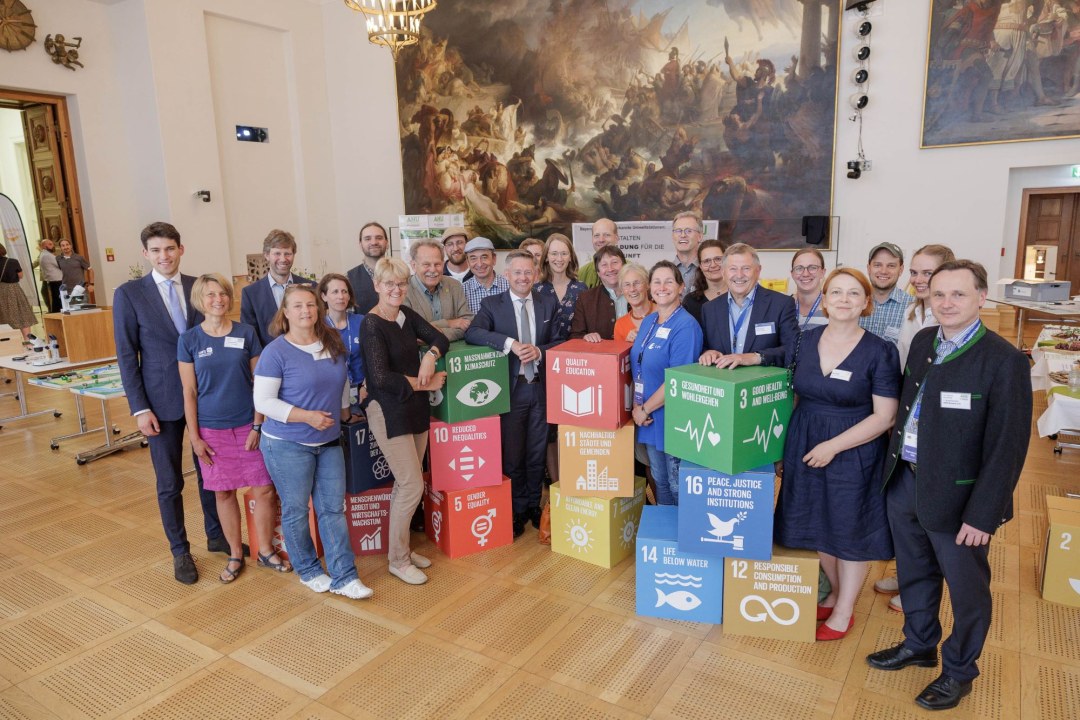 VertreterInnen aus bayerischen Umweltstationen mit Abgeordneten unterschiedlicher Parteien und VertreterInnen des ANU Sprecherrates | © Stefan Obermeier, Bildarchiv Bayerischer Landtag