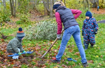 Gartenpflanz-Aktion mit Kindern | © Tobias Tschapka