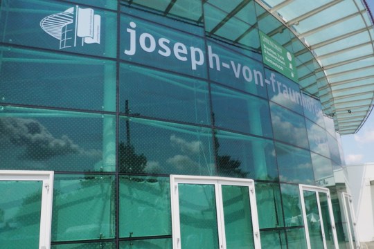 Joseph-von-Fraunhofer-Halle mit Vogelschutz-Muster | © Peter Stimmler
