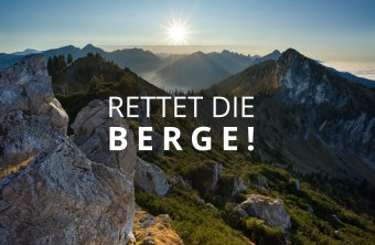 Berglandschaft bei Sonnenaufgang mit dem Schriftzug "Rettet die Berge!". Umweltkampagne von LBV.