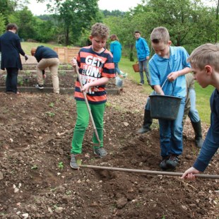 Schulgarten-Wettbewerb 2016 Mittelschule Ensdorf Gartenarbeit | © Mittelschule Ensdorf