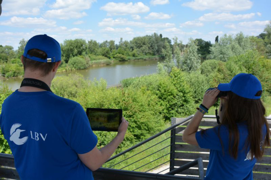 zwei LBV-Mitarbeitende mit digital Guide von Swarovski | © LBV