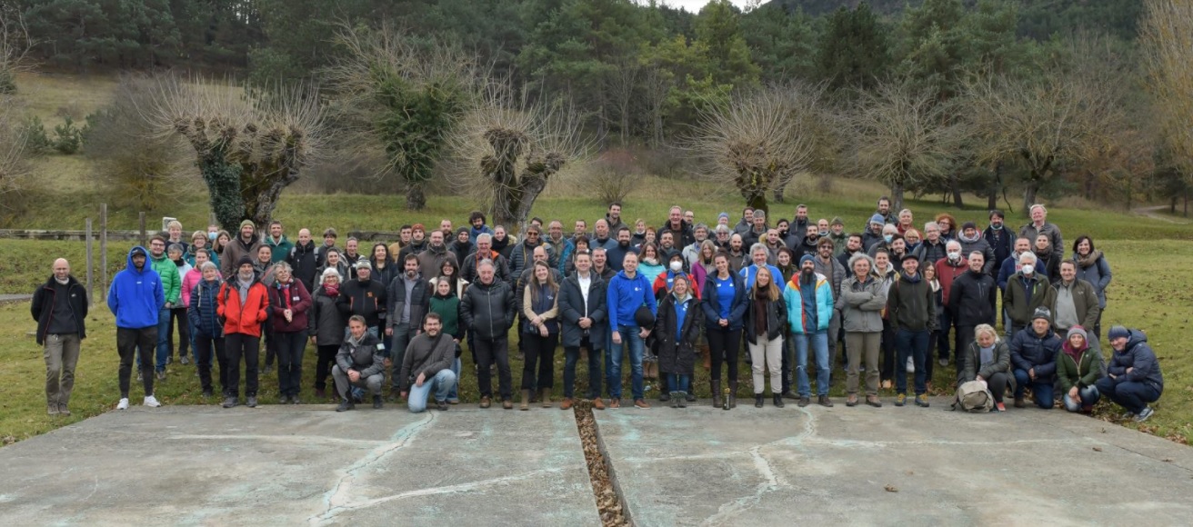 Gruppenbild des Annual Bearded Vulture Meetings 2021 - Das LBV Blau sticht schon heraus |© Hansruedi Weyrich