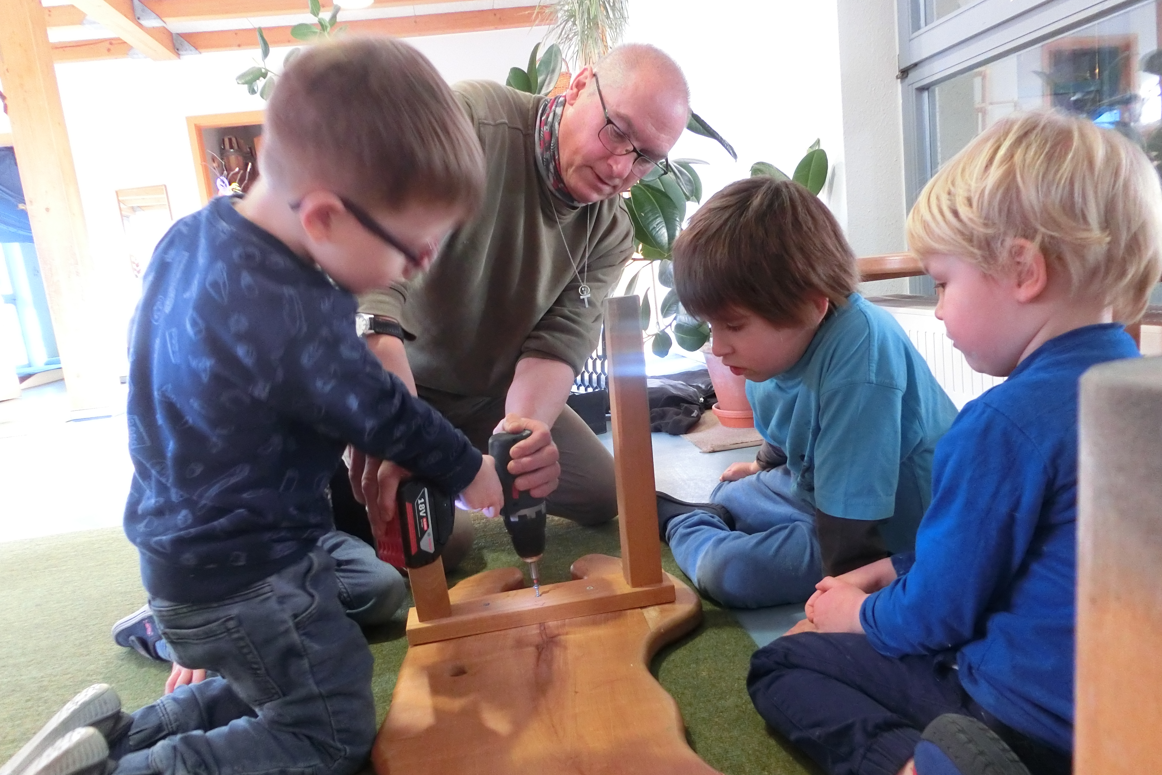 Richard Harrer baut mit Kindern des LBV-Kindergartens einen Holztisch zusammen | © LBV
