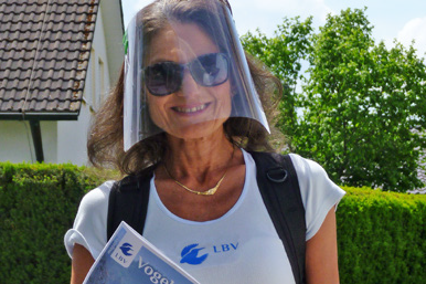 Heike Ella Forkel bei Mitgliederwerbung im Plexi-Mundschutz | © Anke Brüchert