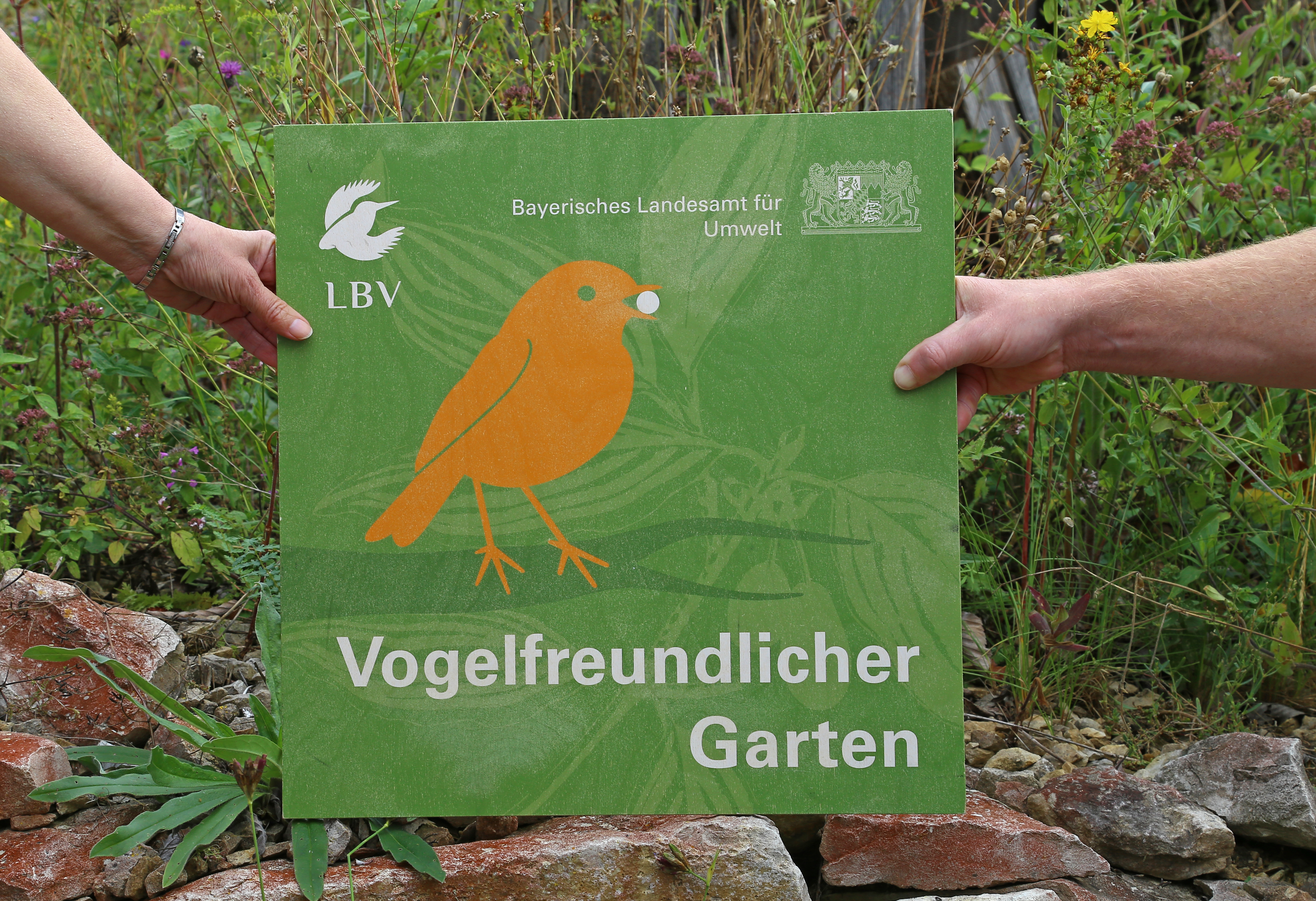 Plakette Vogelfreundlicher Garten | © Carola Bria