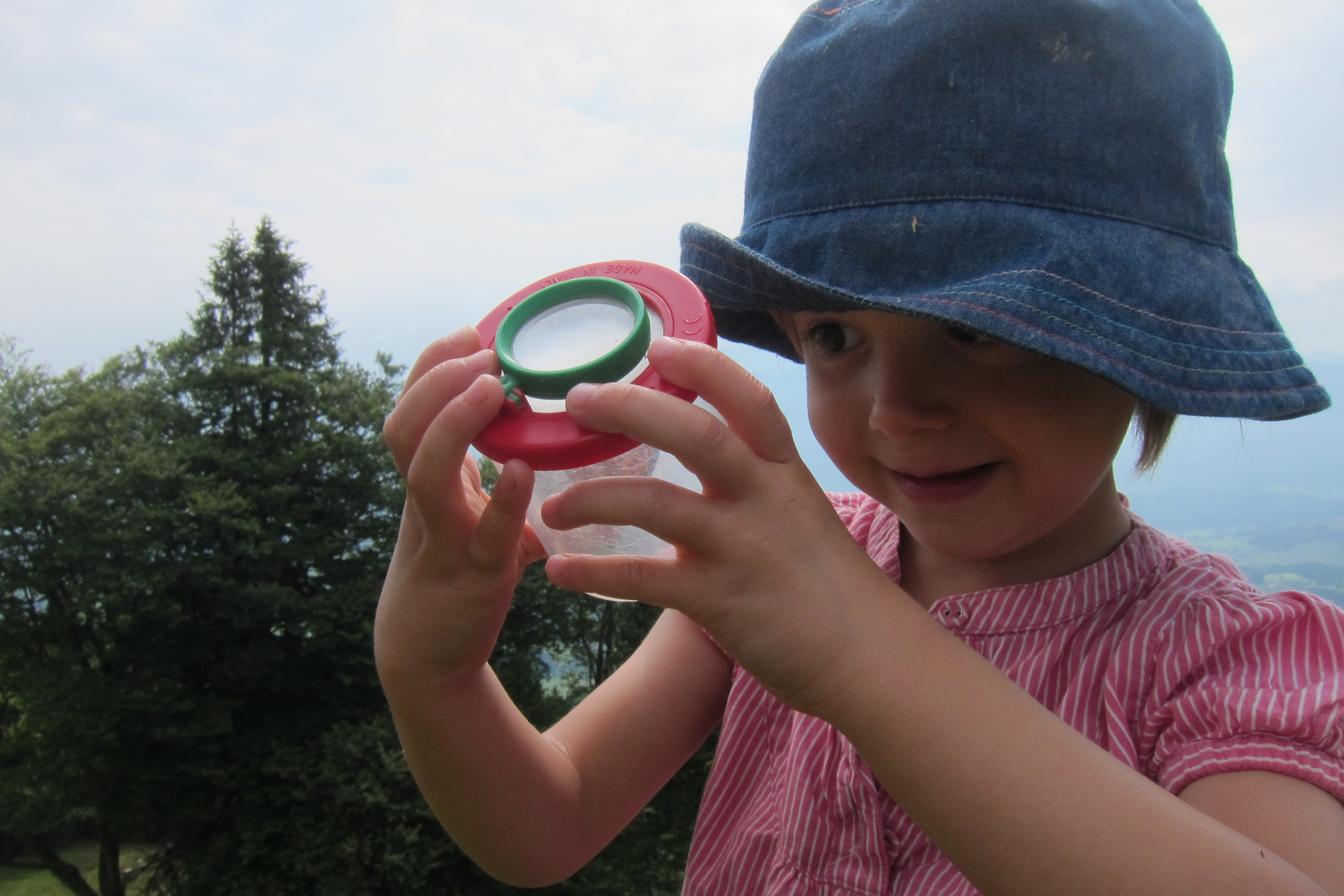 Kind mit Beckerlupe | © Monika Schirutschke